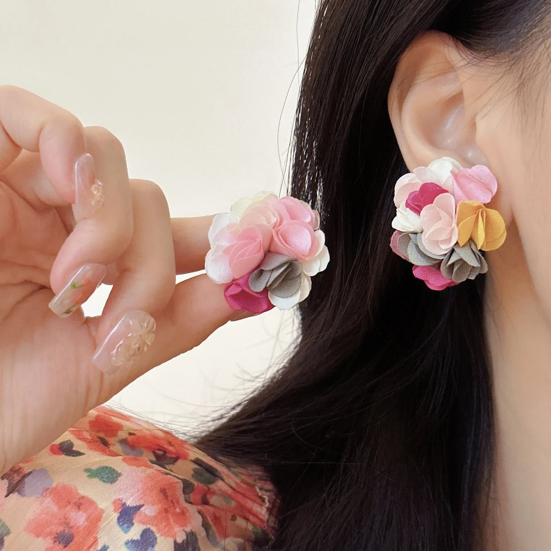 Titre généré : "Boucle Florale Rose : Boucles d'oreilles Clip Femme Romantiques" ozerozgpt